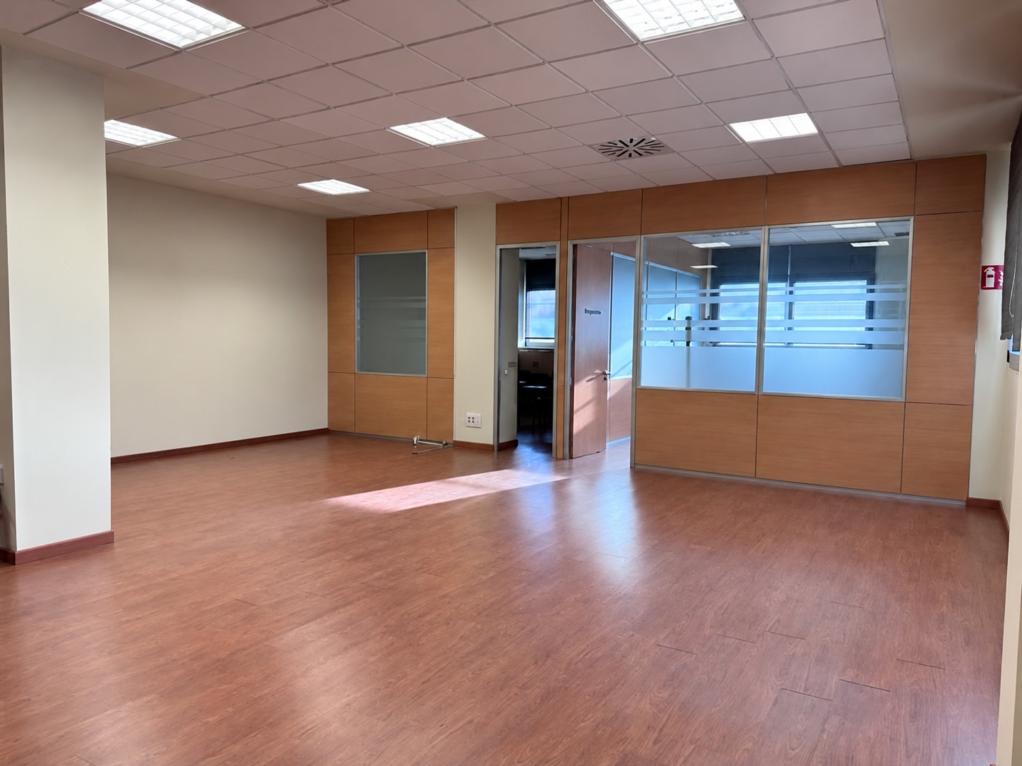 Zona diáfana principal de oficina disponible para eventos puntuales en CISET