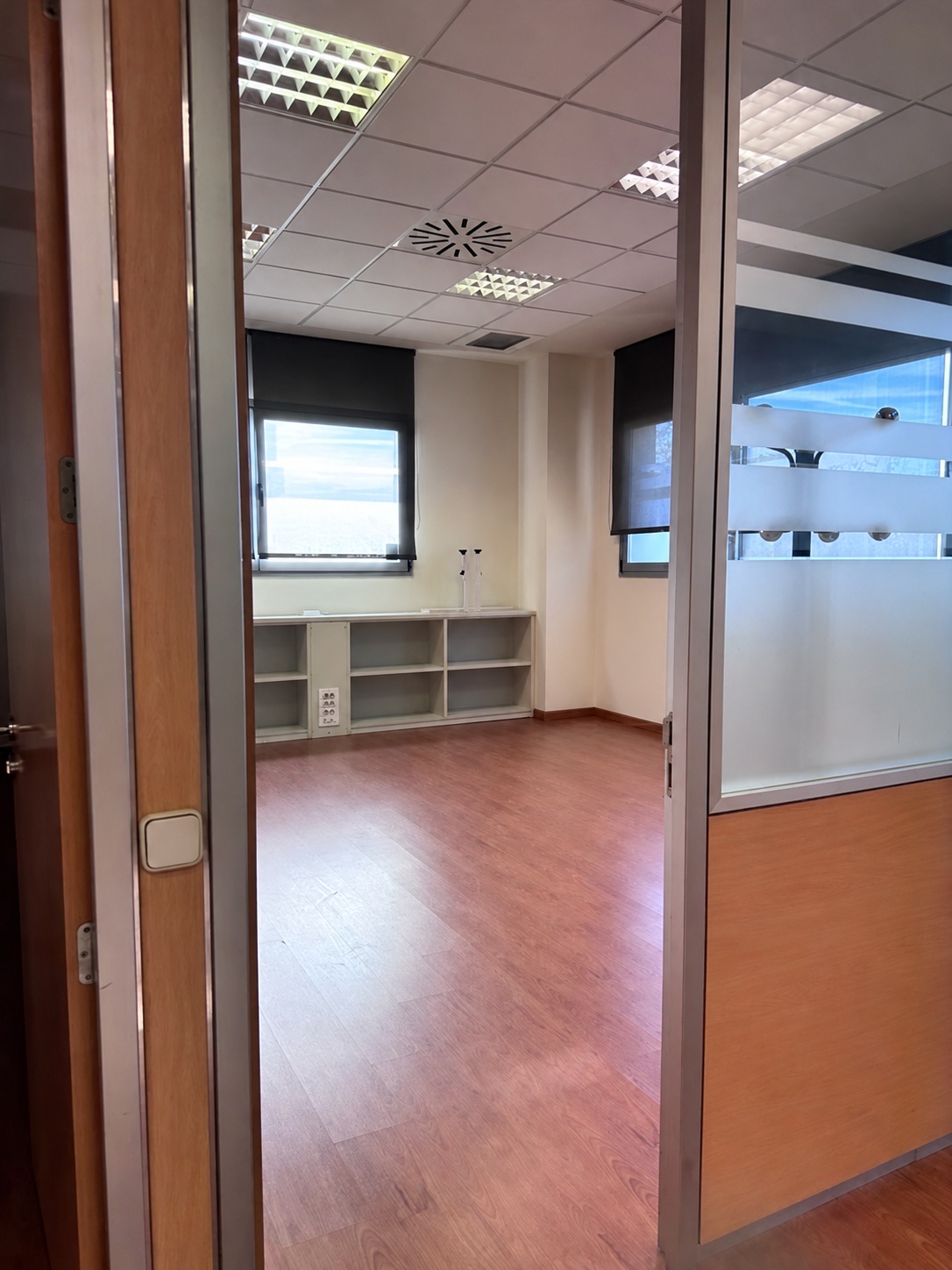 Sala privada con ventana en el centro de innovación