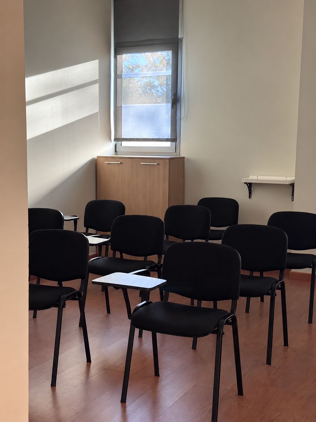 Sala fotografiada con sillas en las instalaciones