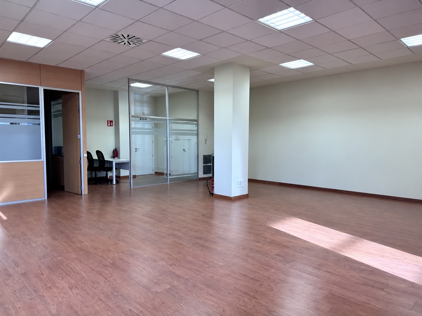 Espacio de trabajo luminoso en la oficina de 171 m²