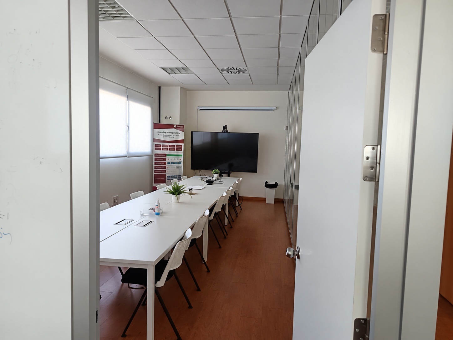 Sala de reuniones con mesa y pantalla