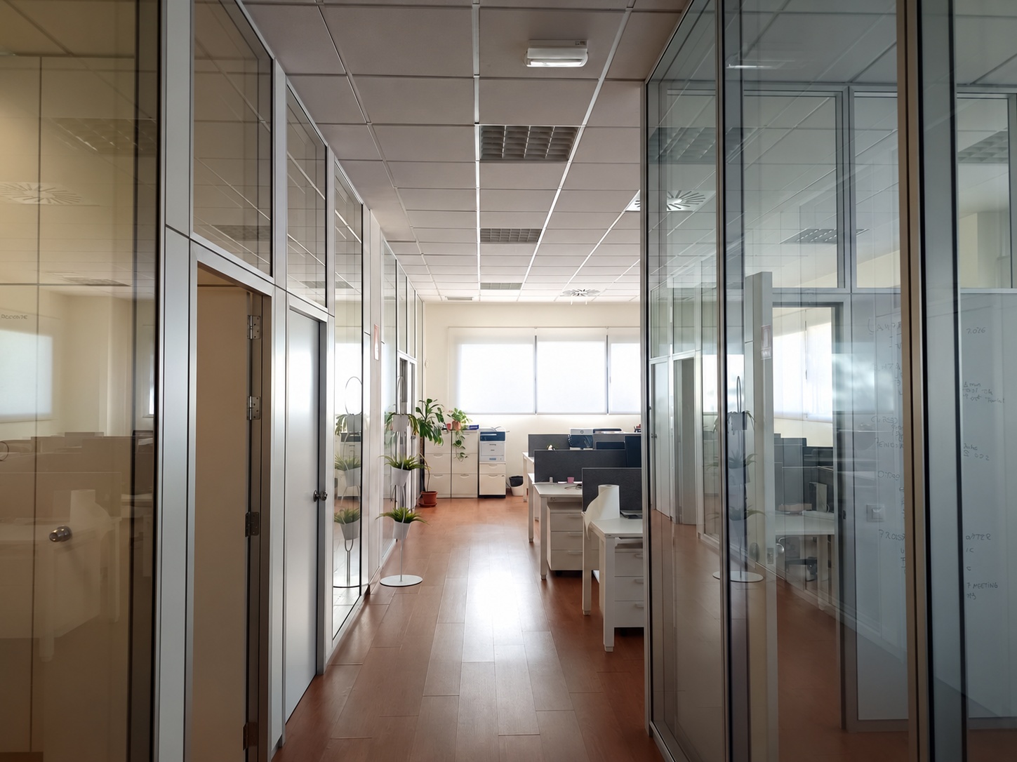 Vista de los despachos acristalados de la oficina