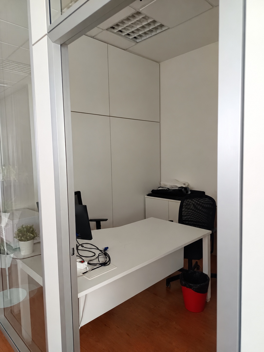 Despacho independiente con mesa de trabajo