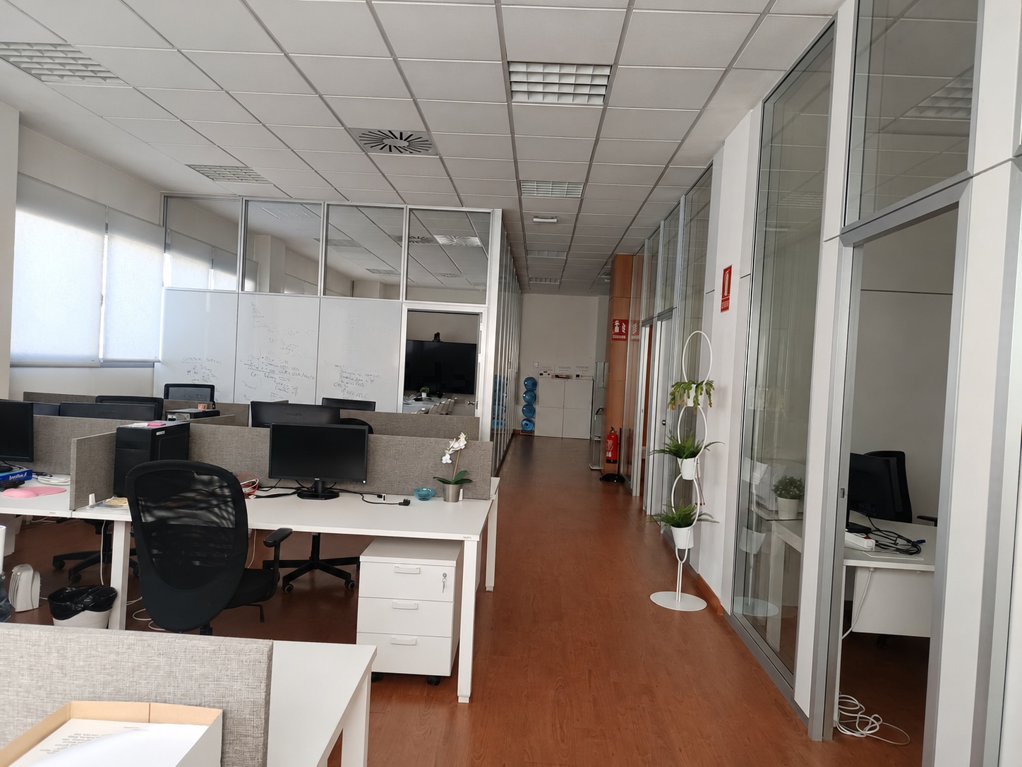 Oficina luminosa de Leganés con zonas diáfanas y despachos acristalados