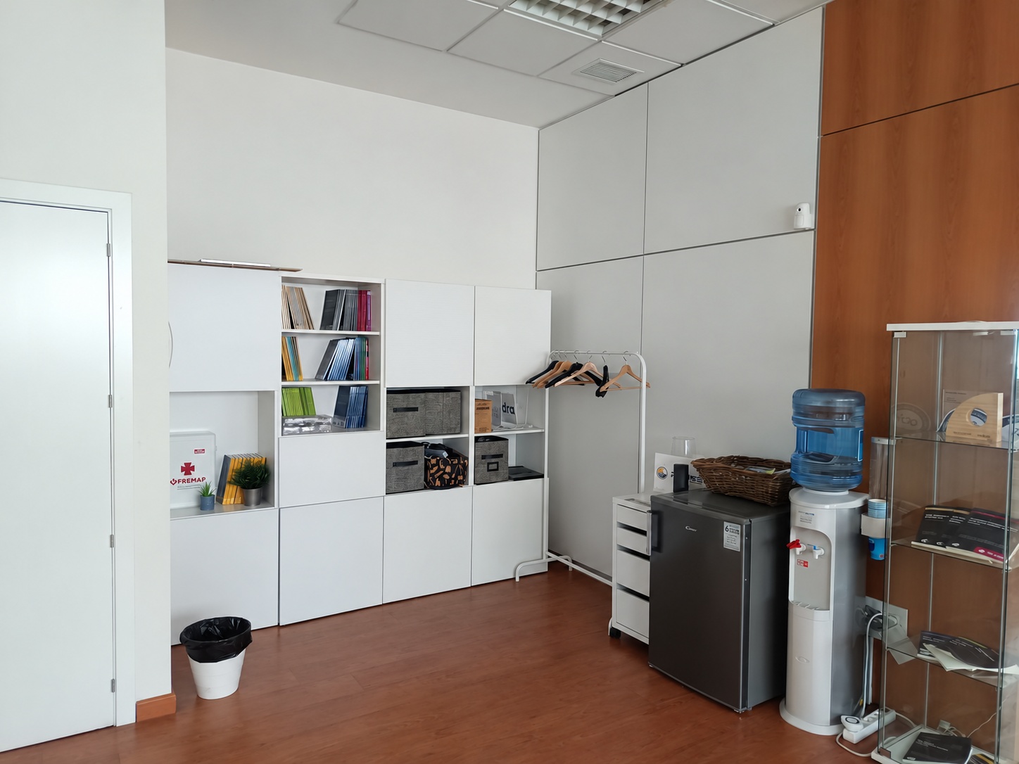 Mobiliario y zona office de la oficina